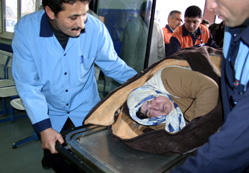 Obez kadın için itfaiye çağrıldı