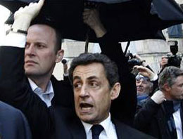 Nicolas Sarkozy'i madara ettiler