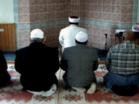 Camide imama kafa attı!