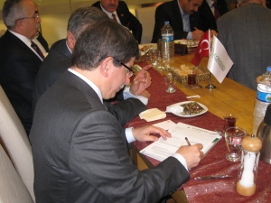 Bakan Davutoğlu KONSİAD üyesi oldu