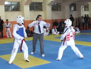 Akşehir'de başarılı tekvandoculara dizüstü bilgisayar