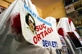 Kadına şiddete kefenli tepki