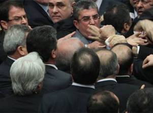 Hakan Şükür'ün danışmanından yumruk