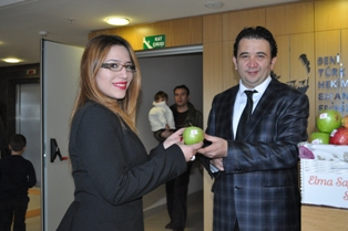 Medline'dan Kadınlar Gününde elma dağıtımı