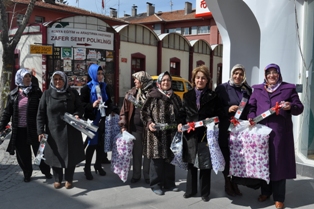 MHP Selçuklu'dan kadınlara çiçek