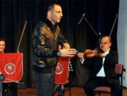 Memati orkestra yönetti