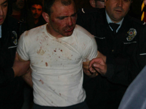 Ailesine kızıp 4 katlı binanın çatısına çıktı
