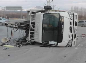 Kamyonet otomobille çarpıştı