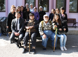 Öğrenciler huzurevini ziyaret etti