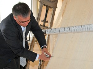 Akşehir'de dokunan ipek halıyı Başkan kesti