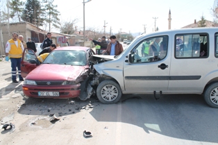 Ereğli'de ticari araçla otomobil çarpıştı: 4 yaralı