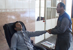 Araban tamir edilirken masaj yaptır