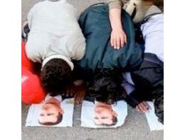 Esad'a secde etmeyenlere işkence!