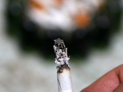 Sigaraya başlama yaşı 7'ye düştü