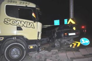 Kamyon ile otomobil çarpıştı: 7 yaralı