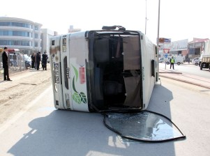 Konya'da servis midibüsü vinçle çarpıştı