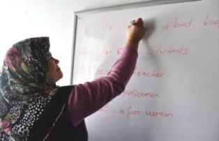 40 yaşındaki kadın dil kursuna gidiyor