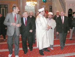 En az iki genci camiye getirmeli