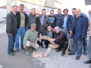 İtalyan baba oğul Seydişehir'de dağ keçisi avladı