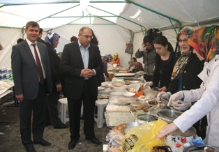 Okulları için kermes düzenlendiler