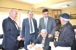 Kalaycı'dan huzurevi sakinlerine hediye