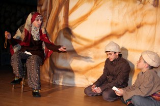 Gençlerden tiyatro gösterisi