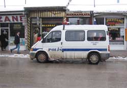 Polis dilencileri topluyor