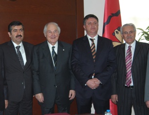 Okul yaptırmak mutluluk verici