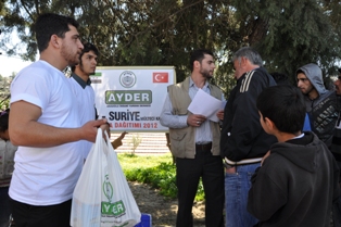 İHH-AYDER Suriye sınırındaki mültecilere yardım dağıttı