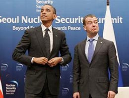 İki lider de mikrofon kurbanı oldu