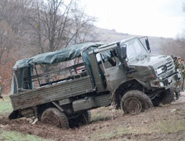 Van'da askeri araç devrildi