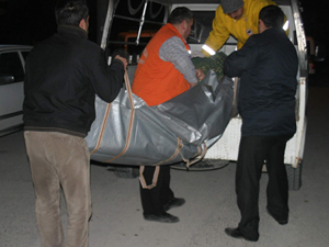 26 yaşındaki genç evinin salonunda ölü bulundu