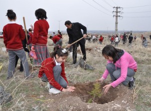 Öğrenciler Meram'da fidan dikti