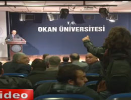 Kız öğrenci bakana ayakkabı fırlattı