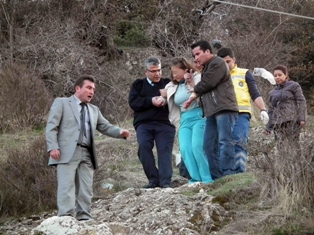 Genç kız kayalıklardan atlamak istedi