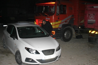 Kiraladıkları otomobille akü çaldılar