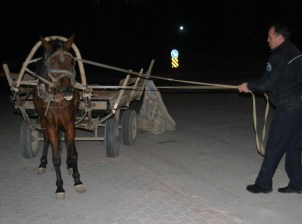 At arabasını karakola polis götürdü
