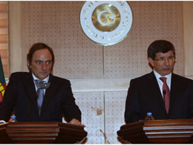 Davutoğlu: Türk gazeteciler için pazarlık yok