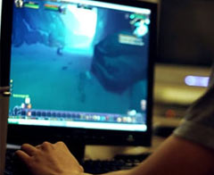 Tuvalette doğurdu, oyuna koştu