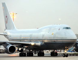 Altın kaplama uçağını kendisi indirdi