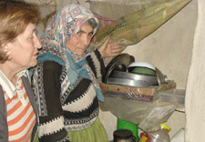 Ailesine bakmak için yardım bekliyor
