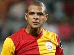 Melo Riera'nın dizlerine kapandı