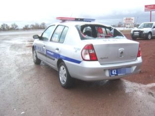 Polis aracının camını kırdı