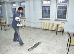 Eşini darp eden kişiye temizlik cezası
