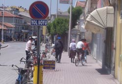 Bisikletliler kaldırımlarda!