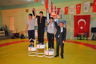 Kutlu doğumu güreşle kutladılar