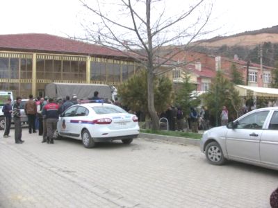 Manevra yapan kamyonetin altında kalarak öldü
