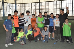Yetimlerle futbol oynadılar