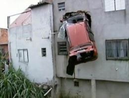 Evin ikinci katına araba çarptı!