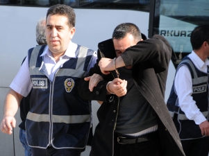 Dolandırıcılıktan 23 kişi gözaltında